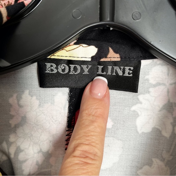 BODY LINE SHORT FLORAL KIMONO JACKET - Picture 14 of 16